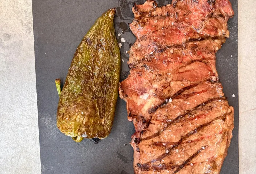 Entrecot a la brasa con patata asada y pimiento de padrón en Mesón Los Monteros