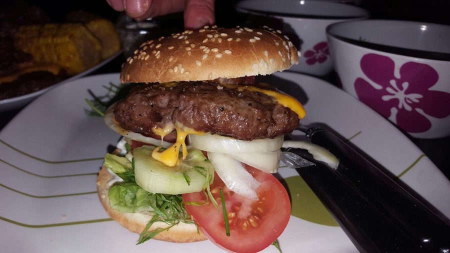 Hamburguesa casera con carne jugosa en Aznalcóllar