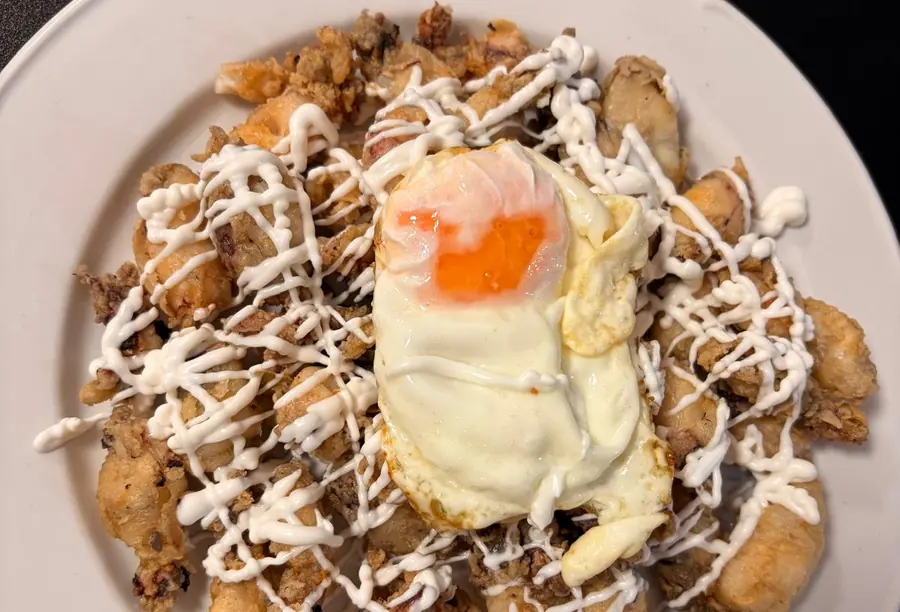 Puntillitas fritas con huevo en Mesón Los Monteros