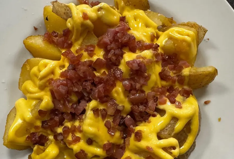 Patatas asadas con alioli y bacon, ración de Mesón Los Monteros