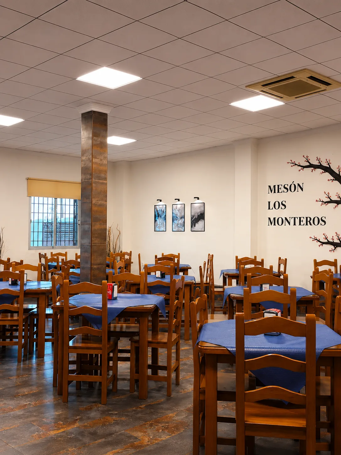 Salón de Mesón Los Monteros en Aznalcóllar preparado para grupos y celebraciones