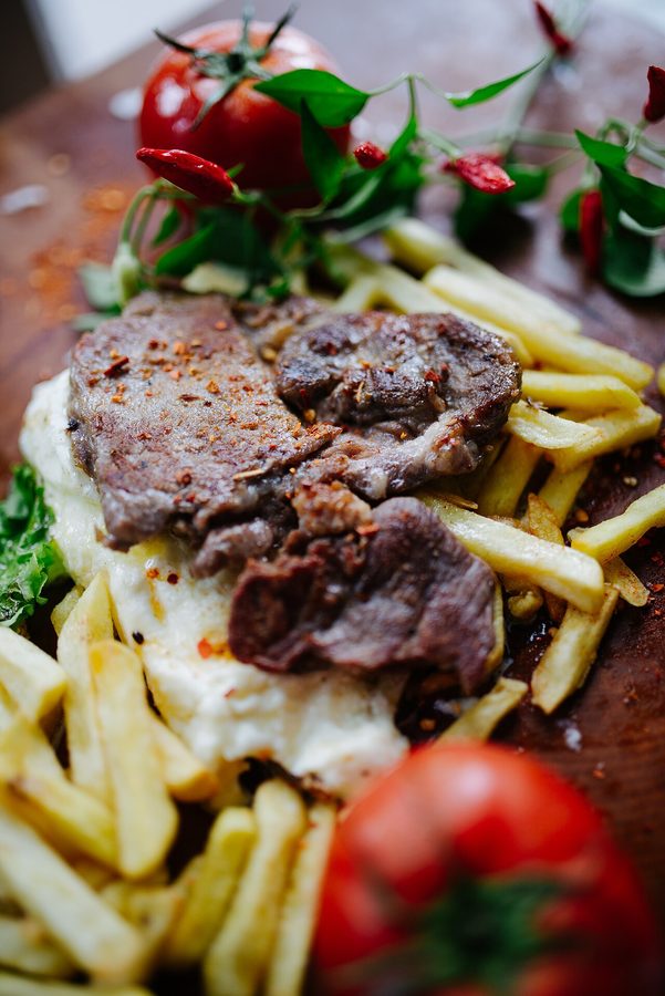 Plato de carne con guarnición en Mesón Los Monteros