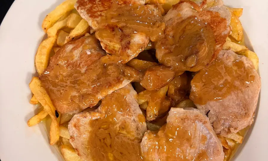 Plato de carne con guarnición en Mesón Los Monteros