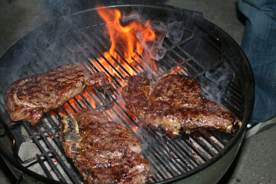 Parrillada de carnes a la brasa en Mesón Los Monteros