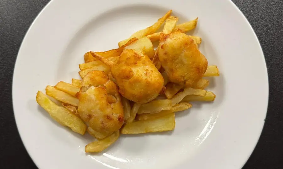 Croquetas caseras con patatas fritas en Mesón Los Monteros
