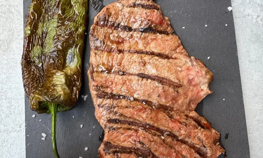 Entrecot a la brasa con patata asada y pimiento de padrón