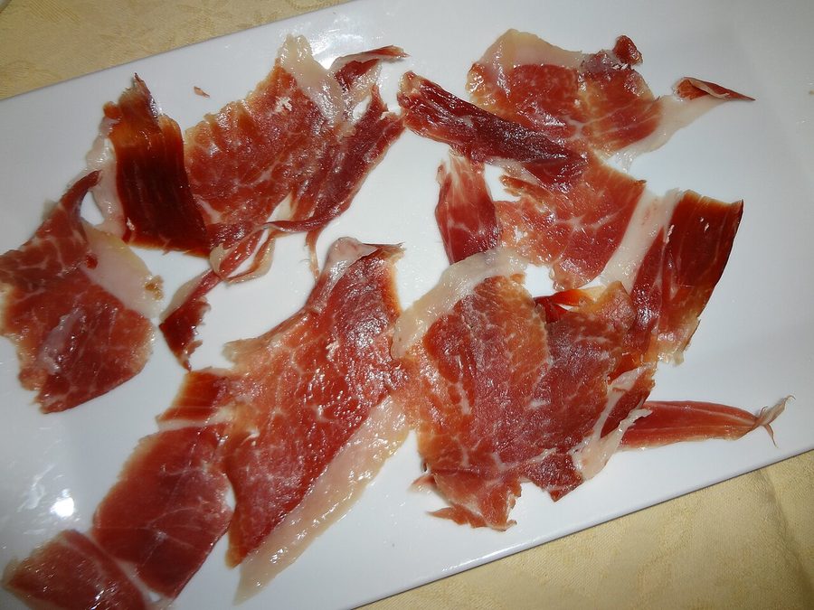 Jamón serrano para compartir en restaurante de Aznalcóllar
