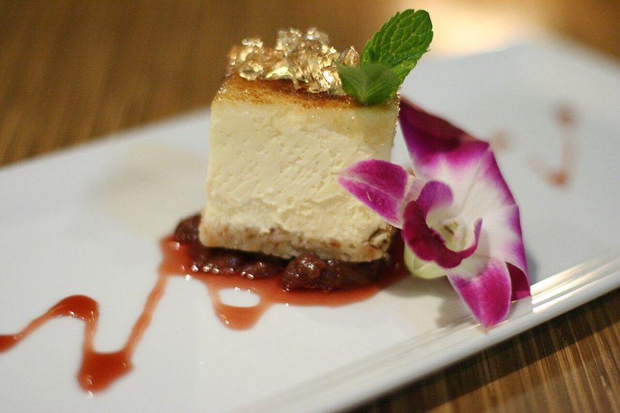 Tarta casera con salsa dulce