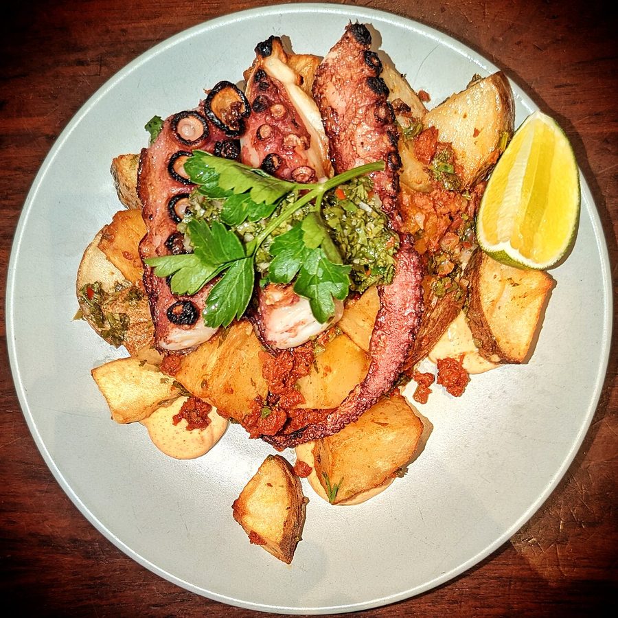 Pulpo con patatas como ración casera