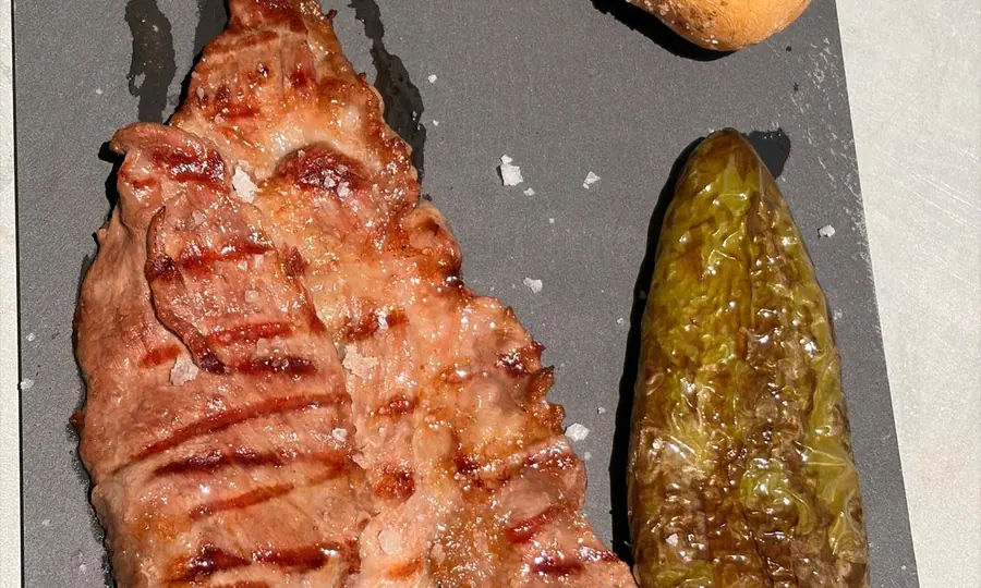 Carne a la brasa con patata asada y pimiento de padrón